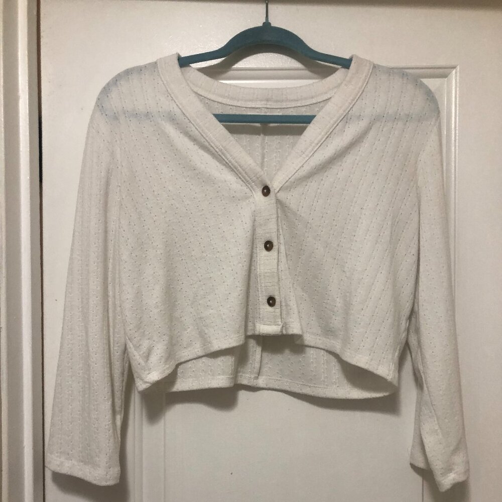 Maurices Urban Outfitters white croopped with ortoise shell buttons Size M - Picture 5 of 6